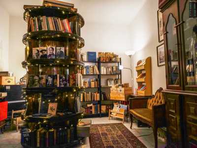 C�� poi una stanza dedicata ai testi di seconda mano, spesso portati qui dai lettori che li hanno messi cos� a disposizione di altri appassionati. Qui, tra moderne mensoline, cassette di legno e altra mobilia vintage, la fa da padrone uno scaffale cilindrico illuminato da un filo di lucine